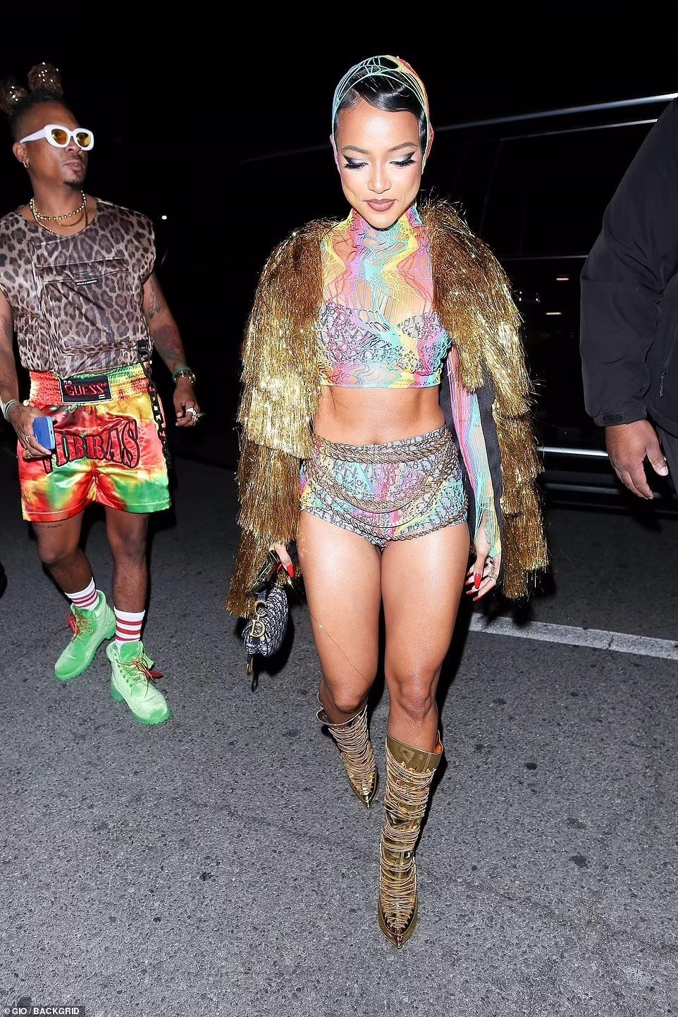 Nữ diễn viên, người mẫu gốc Việt Karrueche Trần nổi bật với set đồ bảy sắc cầu vồng, kết hợp áo khoác tua rua và boot cao cổ. Mỹ nhân 33 tuổi tự tin phô diễn thân hình cân đối, săn chắc.