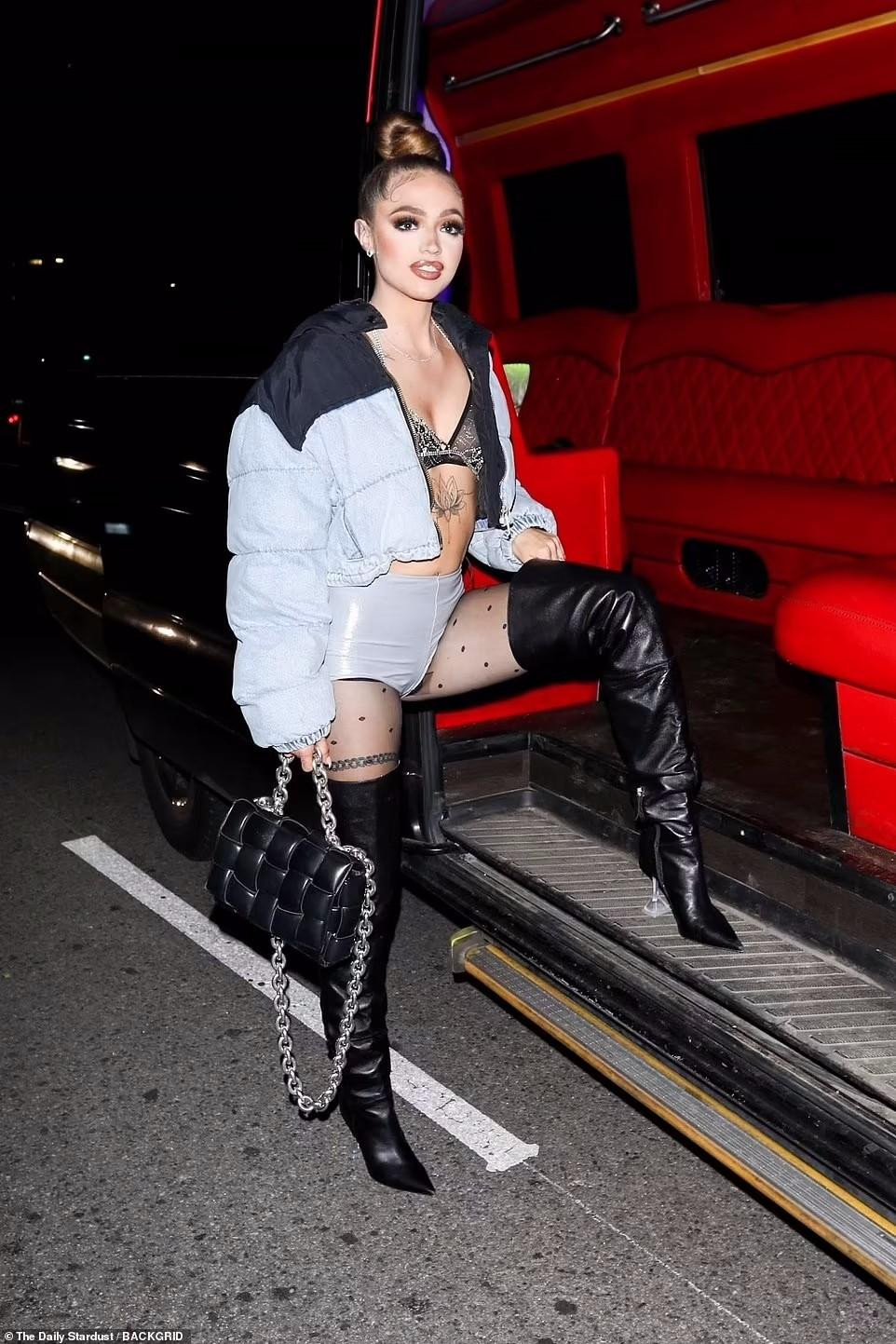 Người mẫu Woah Vicky tạo dáng khá phản cảm trong khi mặc quần ngắn cũn.