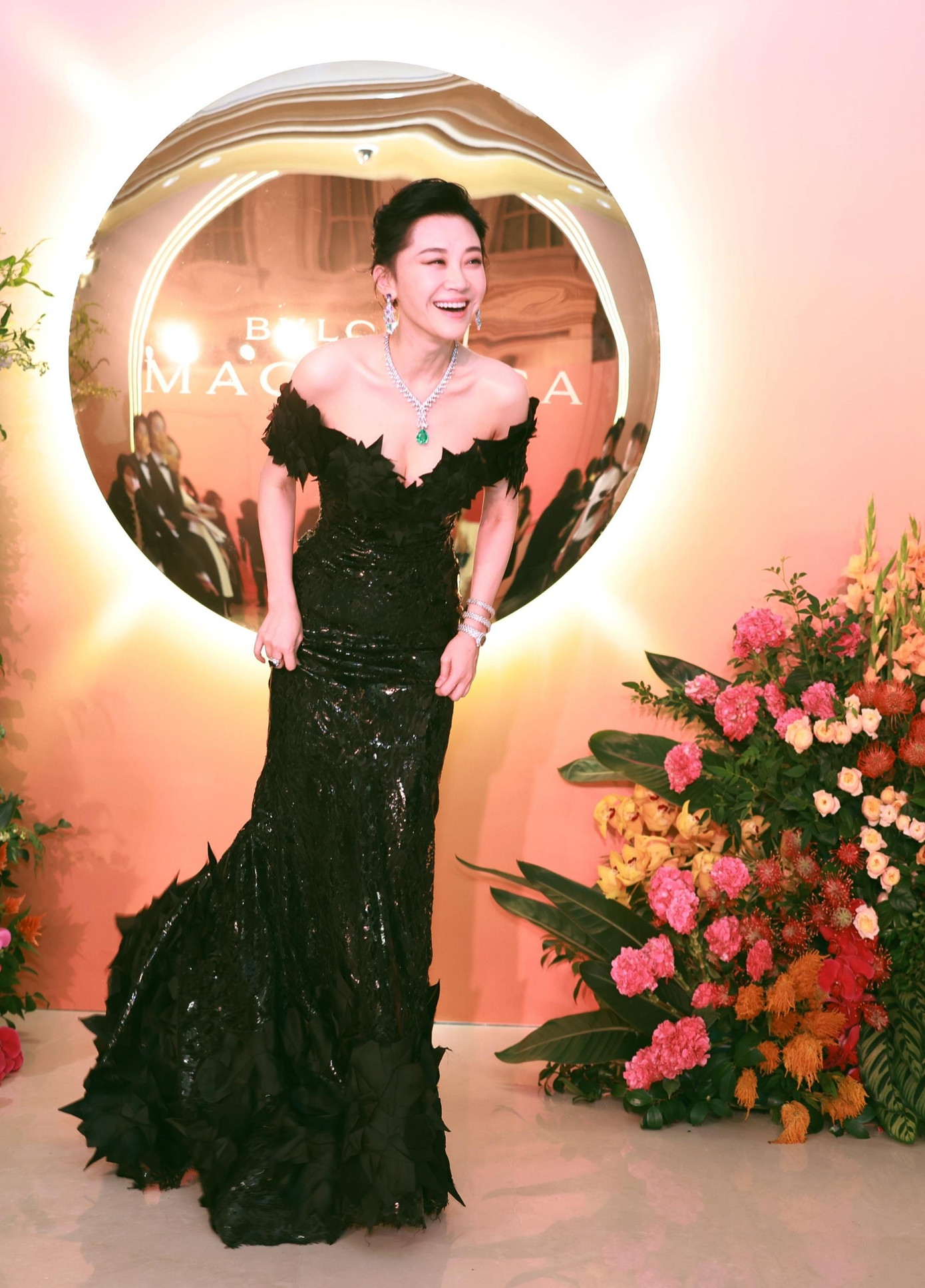 Mới đây, Hứa Tình tham dự một sự kiện nhãn hàng trang sức quốc tế tại Thượng Hải, Trung Quốc. Nữ diễn viên trở thành tâm điểm tại sự kiện bởi sắc vóc quyến rũ khó cưỡng.