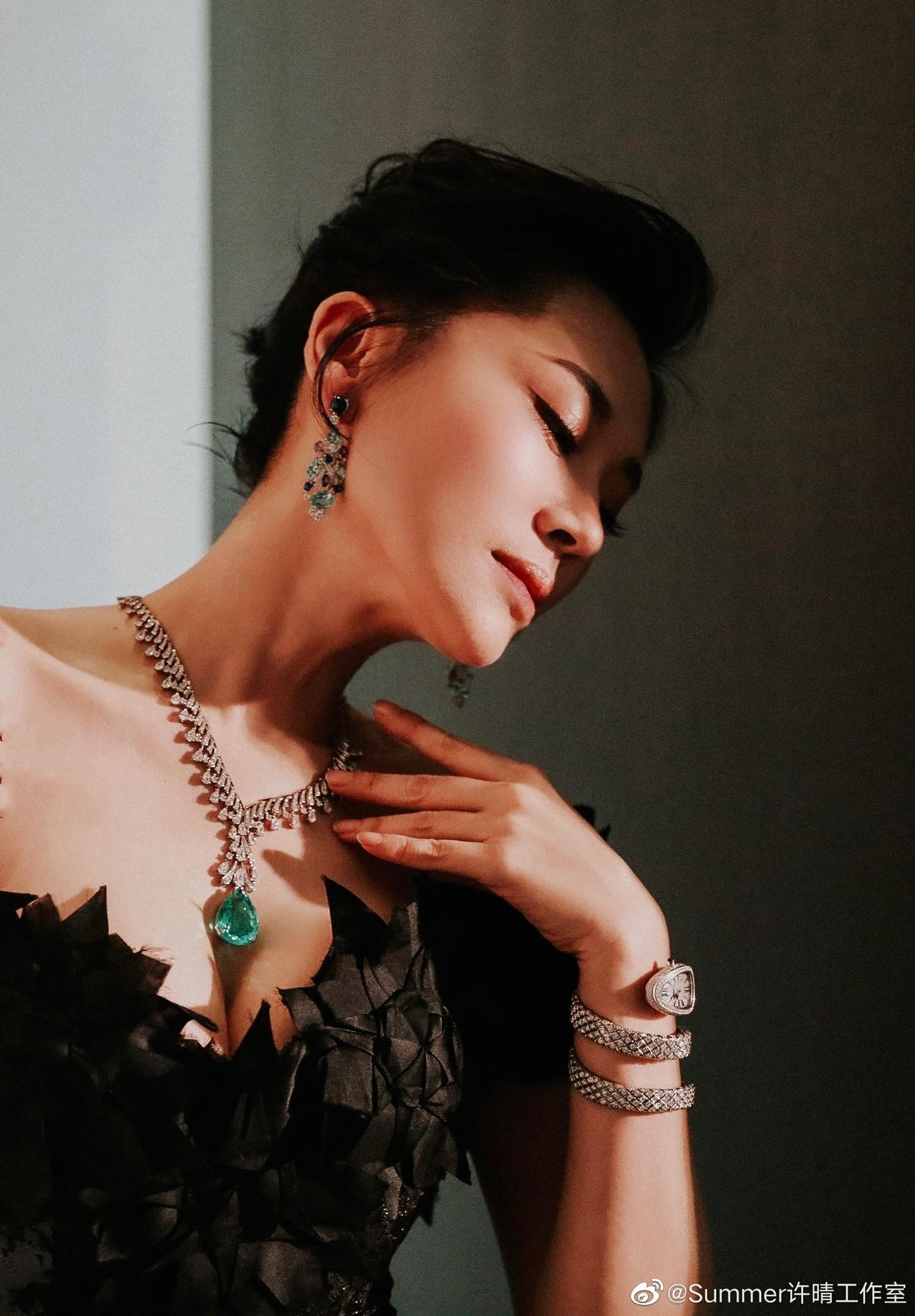 Xinh đẹp, nổi tiếng, nhưng Hứa Tình vẫn &quot;lẻ bóng&quot;. Cô chưa từng kết hôn, cũng không có con.