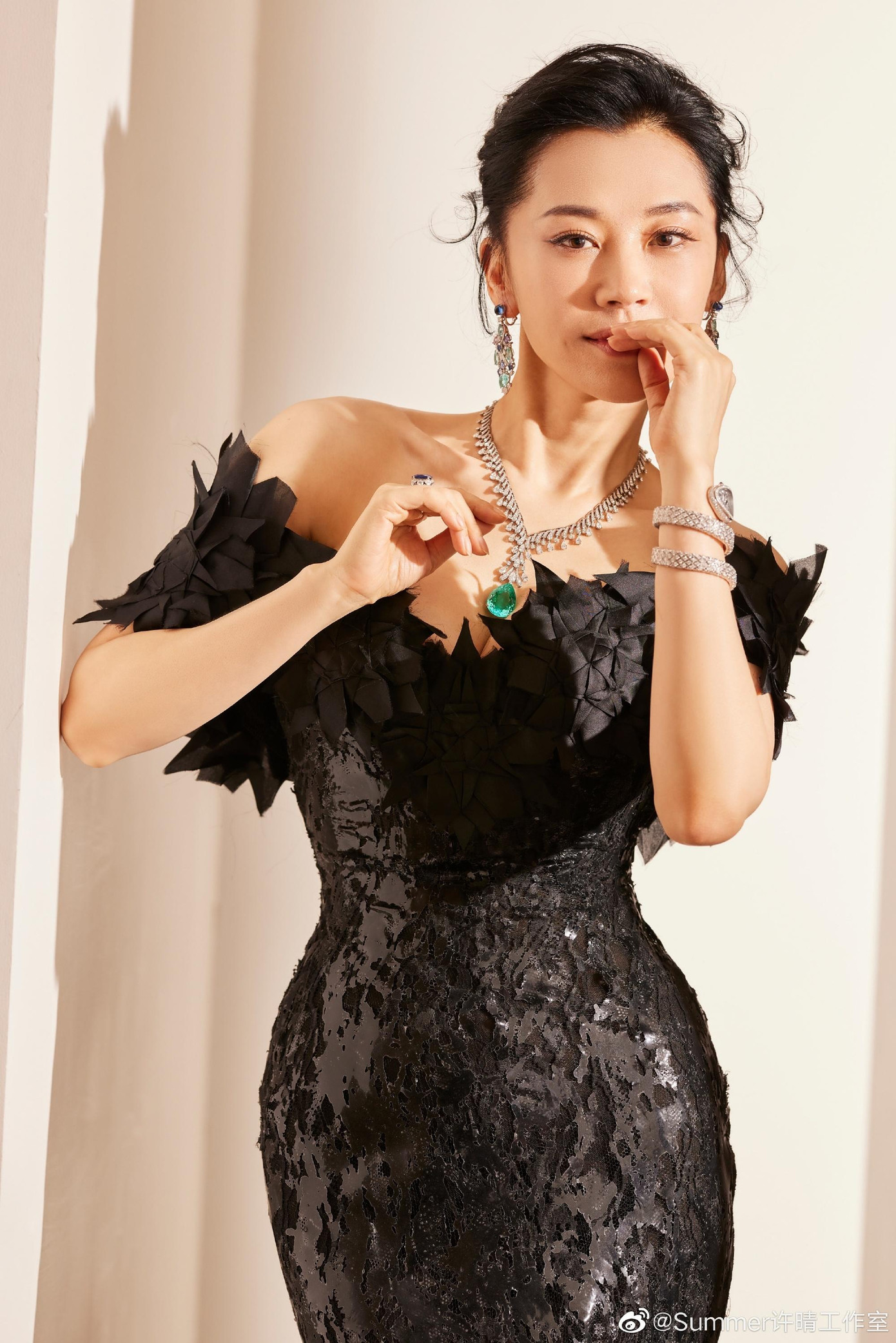 Lâu mới xuất hiện, Hứa Tình khiến cộng đồng mạng Trung Quốc kinh diễm vì quá trẻ trung, xinh đẹp và nóng bỏng. Cô leo top tìm kiếm trên Weibo nguyên ngày 16/10.