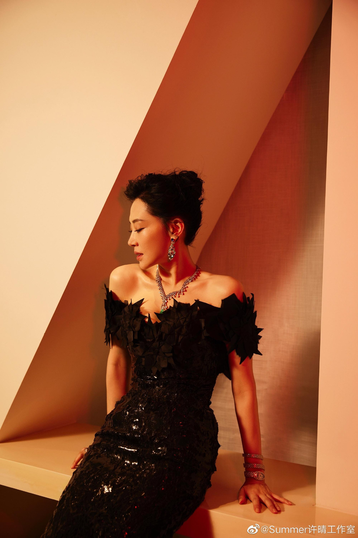 Cô từng bị chỉ trích là &quot;tiểu tam&quot; vì qua lại với Lưu Ba, một doanh nhân đã có vợ. Hai người quen nhau năm 1998. Sau khi Lưu Ba bỏ vợ, họ sống chung từ năm 1999 nhưng không đăng ký kết hôn hay tổ chức đám cưới. Một năm sau đó, cặp đôi &quot;đường ai nấy đi&quot;.