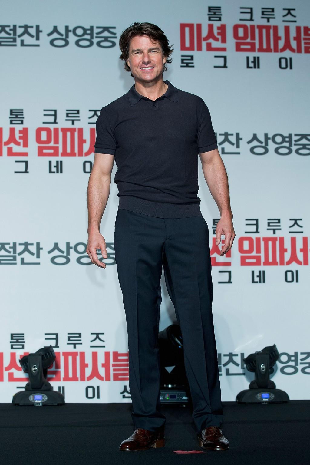 Tom Cruise giản dị mà vẫn bảnh bao với áo polo và quần Tây tại buổi họp báo &quot;Mission Impossible&quot; ở Seoul, Hàn Quốc, vào năm 2005.
