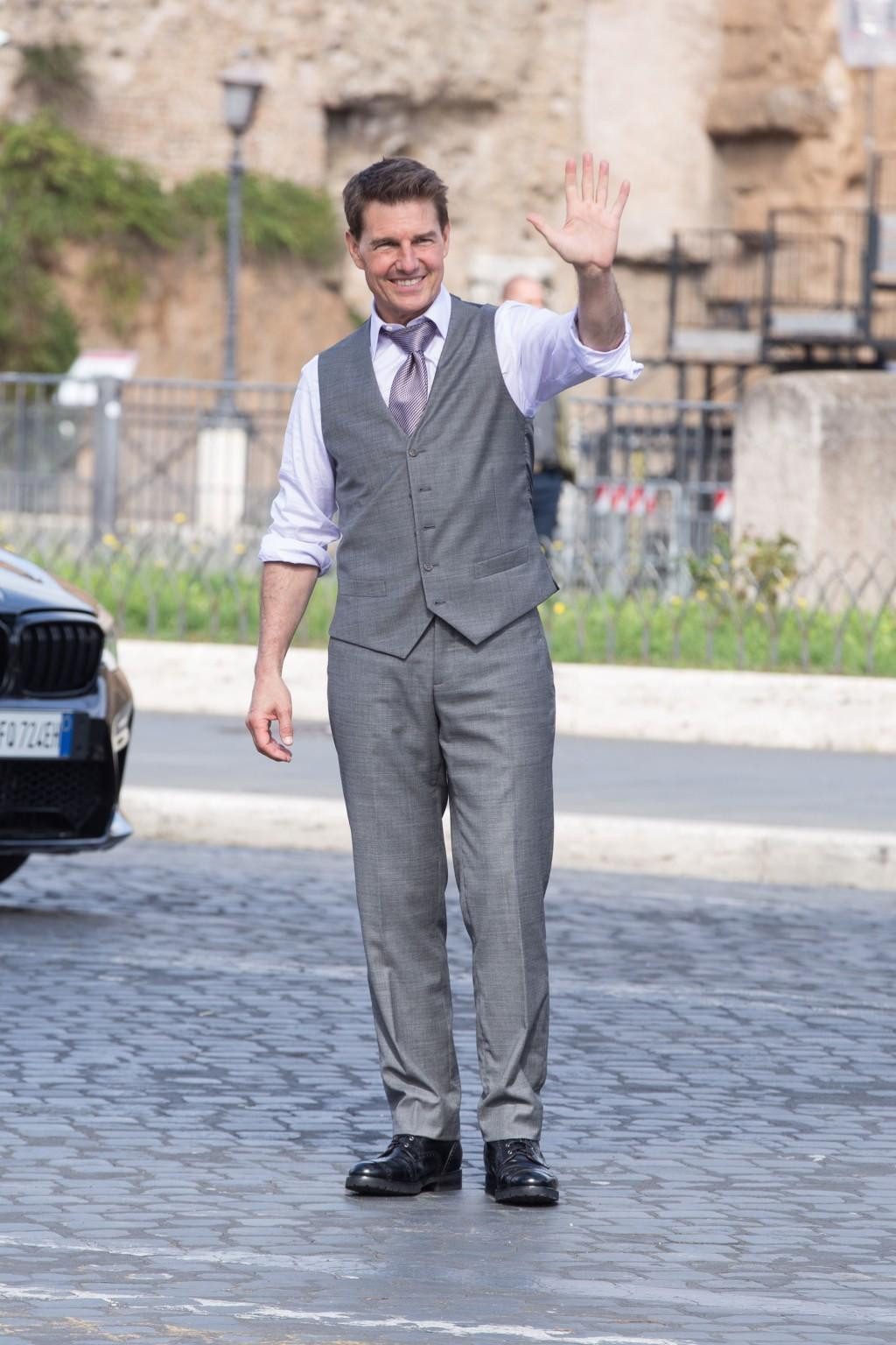 Tom Cruise tươi cười vẫy chào người hâm mộ khi ở Rome hồi năm ngoái.