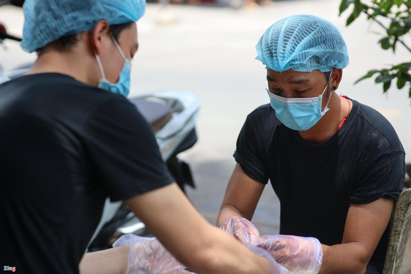 diễn viên sân khấu thất nghiệp ảnh 1 Hữu Tiến và Ngọc Tiến từng tham gia hỗ trợ bếp ăn thiện nguyện. Ảnh: Phương Lâm.