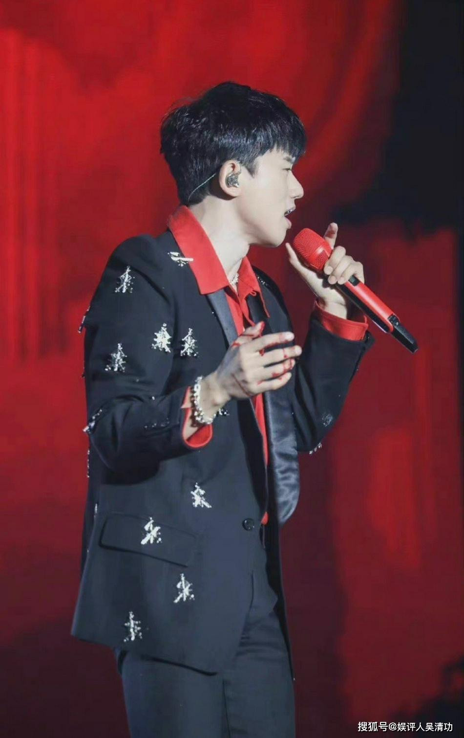 Tay phải của anh bị thương chảy máu khiến người hâm mộ rất lo lắng. Tay phải của anh bị thương chảy máu khiến người hâm mộ rất lo lắng.