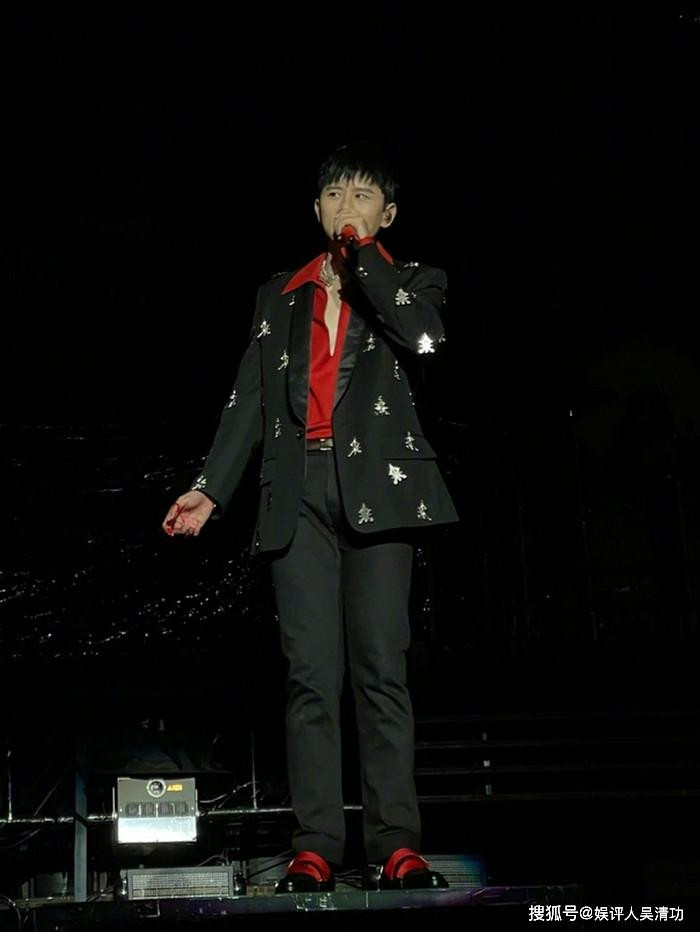 Trương Kiệt bị thương vẫn cố hoàn thành màn biểu diễn. Trương Kiệt bị thương vẫn cố hoàn thành màn biểu diễn.