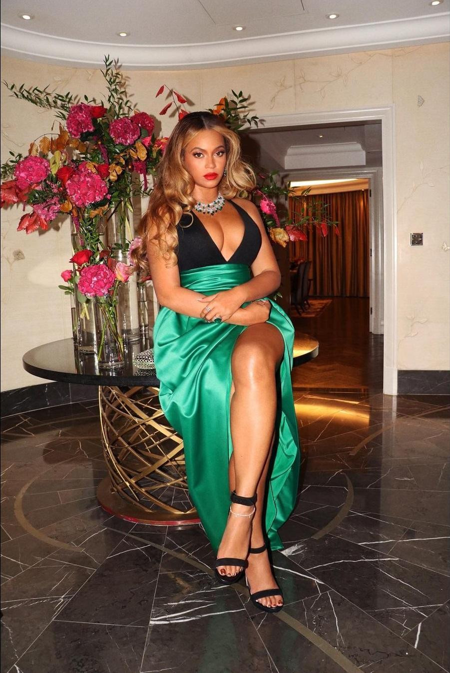 Beyonce vừa đăng tải bộ ảnh mới lên trang Instagram cá nhân. Trong ảnh, nữ ca sĩ 40 tuổi mặc váy hai dây với thân trên màu đen và phần dưới màu xanh lá &quot;hot trend&quot; năm nay.