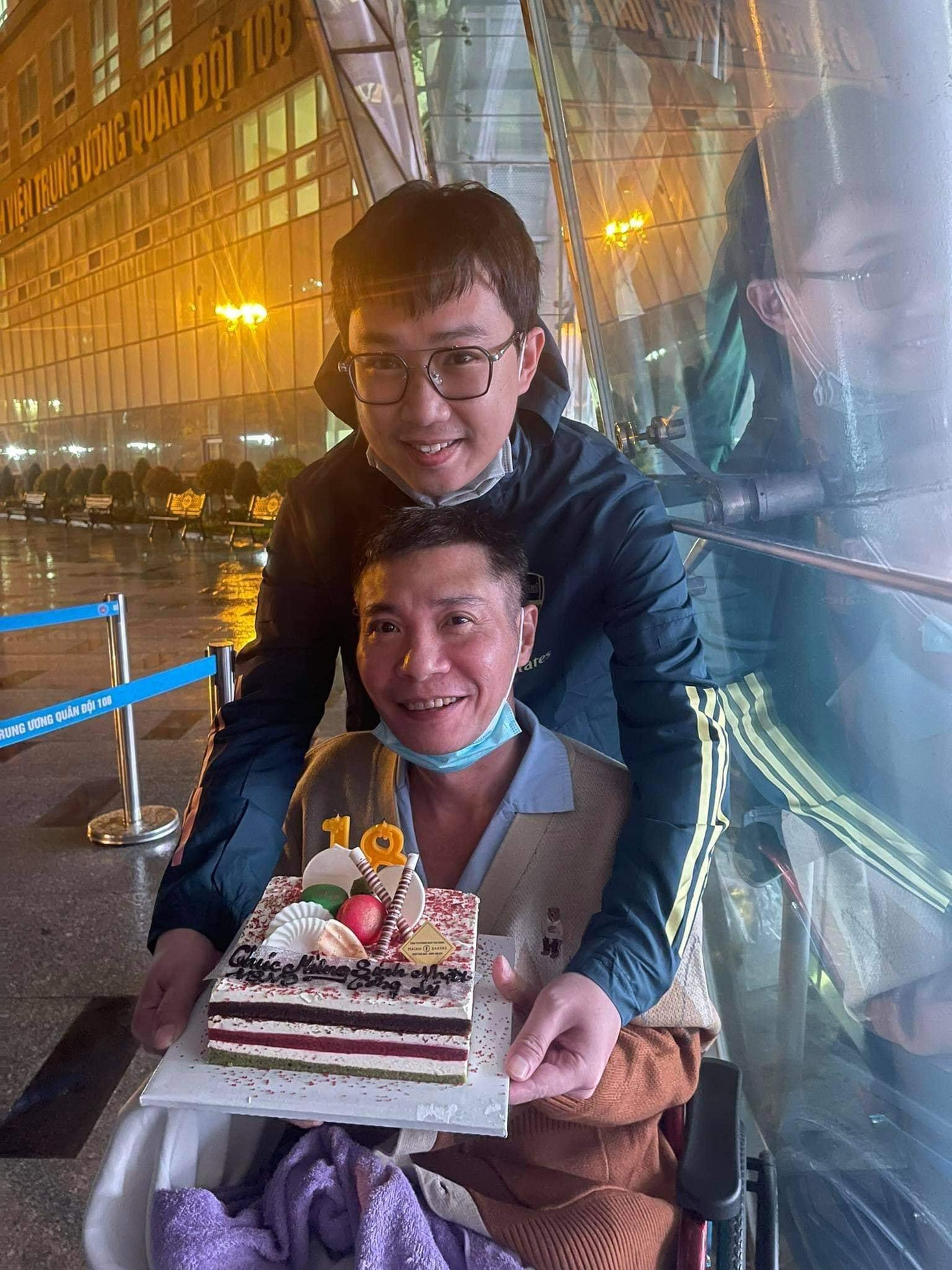 NSND Công Lý vui vẻ đón món quà sinh nhật bất ngờ từ những người anh em đồng nghiệp.