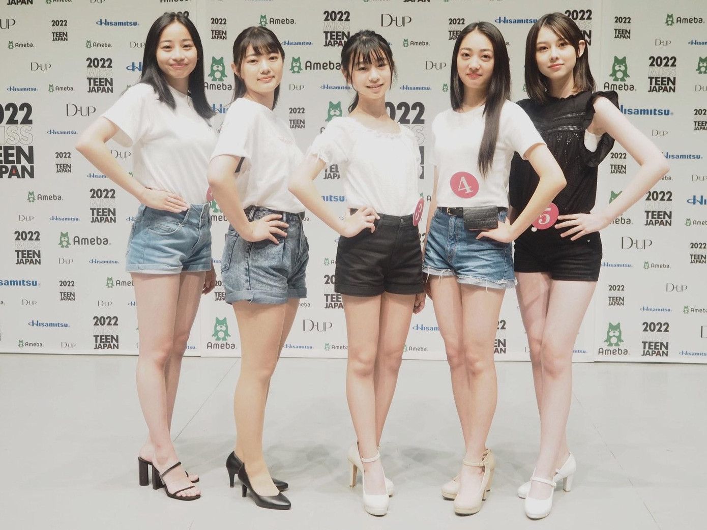 Không cần đứng ở vị trí trung tâm, thiếu nữ 14 tuổi cũng dễ dàng thành tâm điểm. Không cần đứng ở vị trí trung tâm, thiếu nữ 14 tuổi cũng dễ dàng thành tâm điểm.