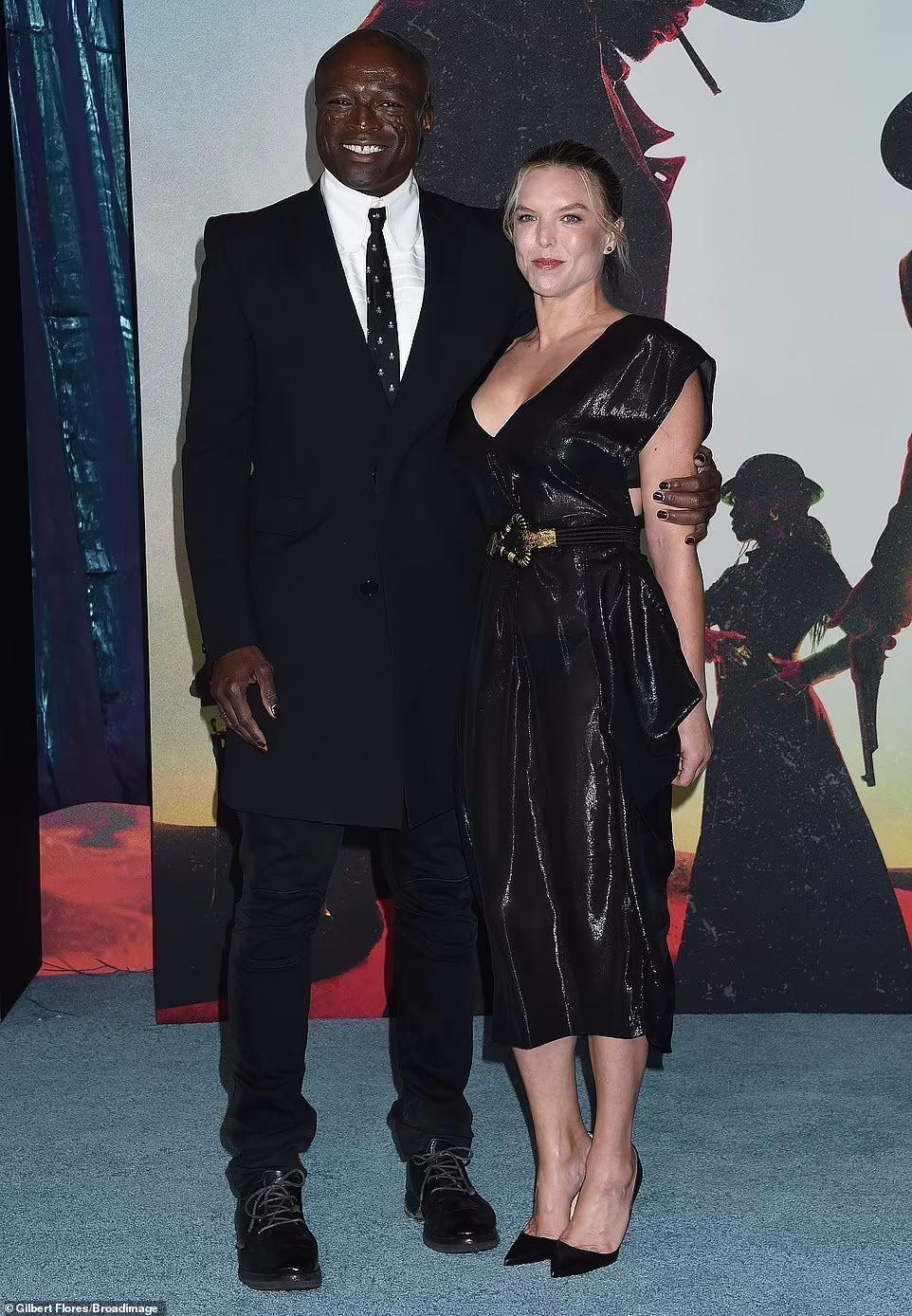 Trong khi đó, Seal sánh đôi cùng bạn gái Laura Strayer. Được biết, Seal cùng Jay-Z và Lauren Hill thể hiện nhạc phim của &quot;The Harder They Fall&quot;.