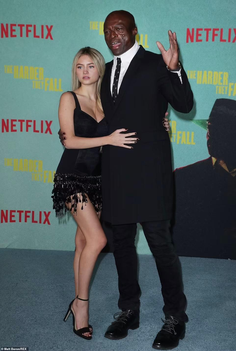 Leni và Seal không có quan hệ huyết thống, nhưng tình cảm bố con giữa họ vẫn luôn tốt đẹp. Giọng ca 58 tuổi nhận nuôi Leni ngay sau khi kết hôn với Heidi Klum vào năm 2005. Dù cặp đôi đã ly hôn vào năm 2014, với Seal, Leni luôn là con gái của ông.