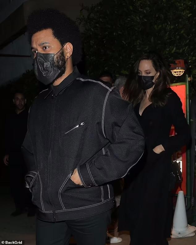 Angelina Jolie cũng đang vướng nghi vấn hẹn hò nam ca sĩ kém 15 tuổi The Weeknd. Angelina Jolie cũng đang vướng nghi vấn hẹn hò nam ca sĩ kém 15 tuổi The Weeknd.