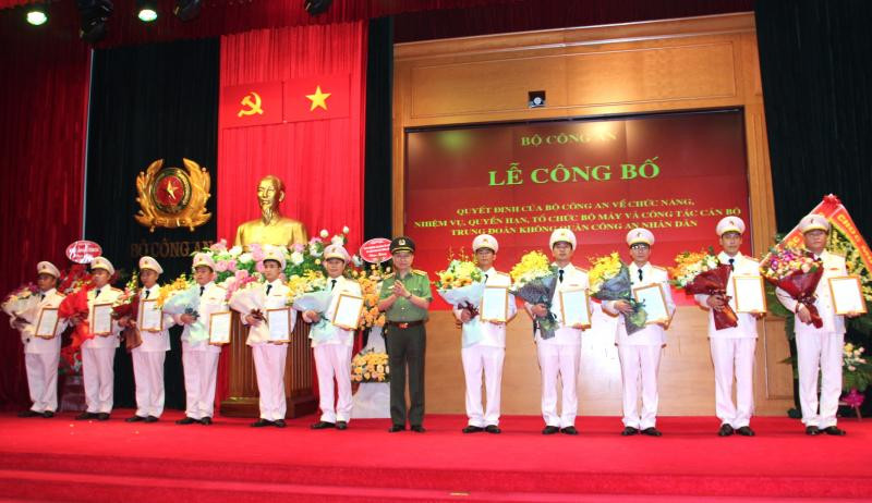 Bộ trưởng Tô Lâm trao các Quyết định về công tác cán bộ cho các đồng chí thuộc Trung đoàn Không quân CAND. Bộ trưởng Tô Lâm trao các Quyết định về công tác cán bộ cho các đồng chí thuộc Trung đoàn Không quân CAND.