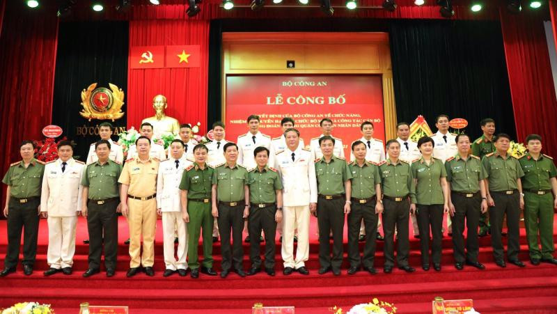 Lãnh đạo các bộ, ngành và lãnh đạo Trung đoàn Không quân CAND. Lãnh đạo các bộ, ngành và lãnh đạo Trung đoàn Không quân CAND.