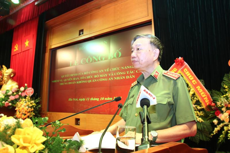 Bộ trưởng Tô Lâm phát biểu giao nhiệm vụ cho Trung đoàn Không quân CAND. Bộ trưởng Tô Lâm phát biểu giao nhiệm vụ cho Trung đoàn Không quân CAND.