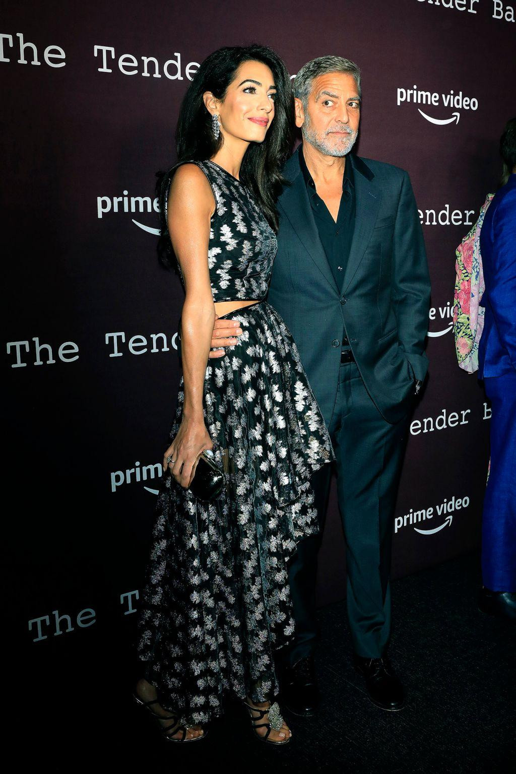 George Clooney sánh đôi cùng vợ Amal trên thảm đỏ buổi ra mắt phim "The Tender Bar" ở Tây Hollywood (Mỹ). George Clooney sánh đôi cùng vợ Amal trên thảm đỏ buổi ra mắt phim "The Tender Bar" ở Tây Hollywood (Mỹ).