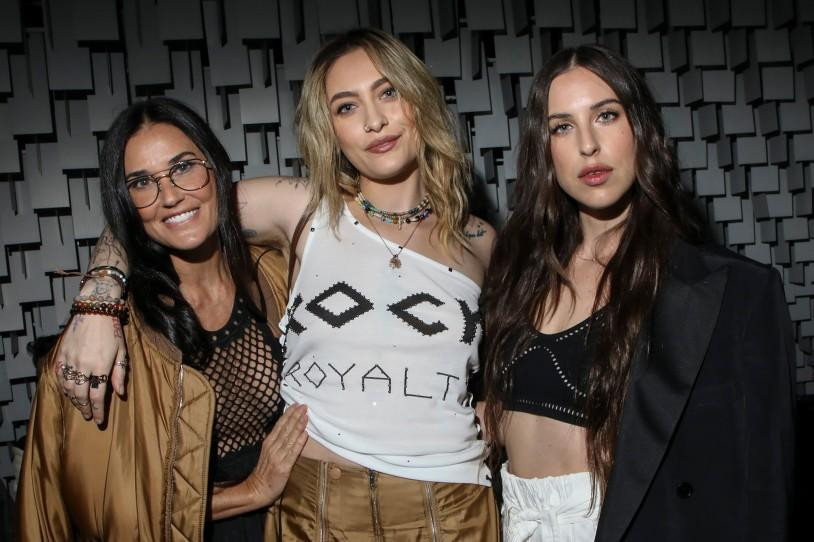 Demi Moore (trái) và Scout Willis (phải) hội ngộ Paris Jackson (giữa) trong Tuần lễ thời trang Paris. Demi Moore (trái) và Scout Willis (phải) hội ngộ Paris Jackson (giữa) trong Tuần lễ thời trang Paris.