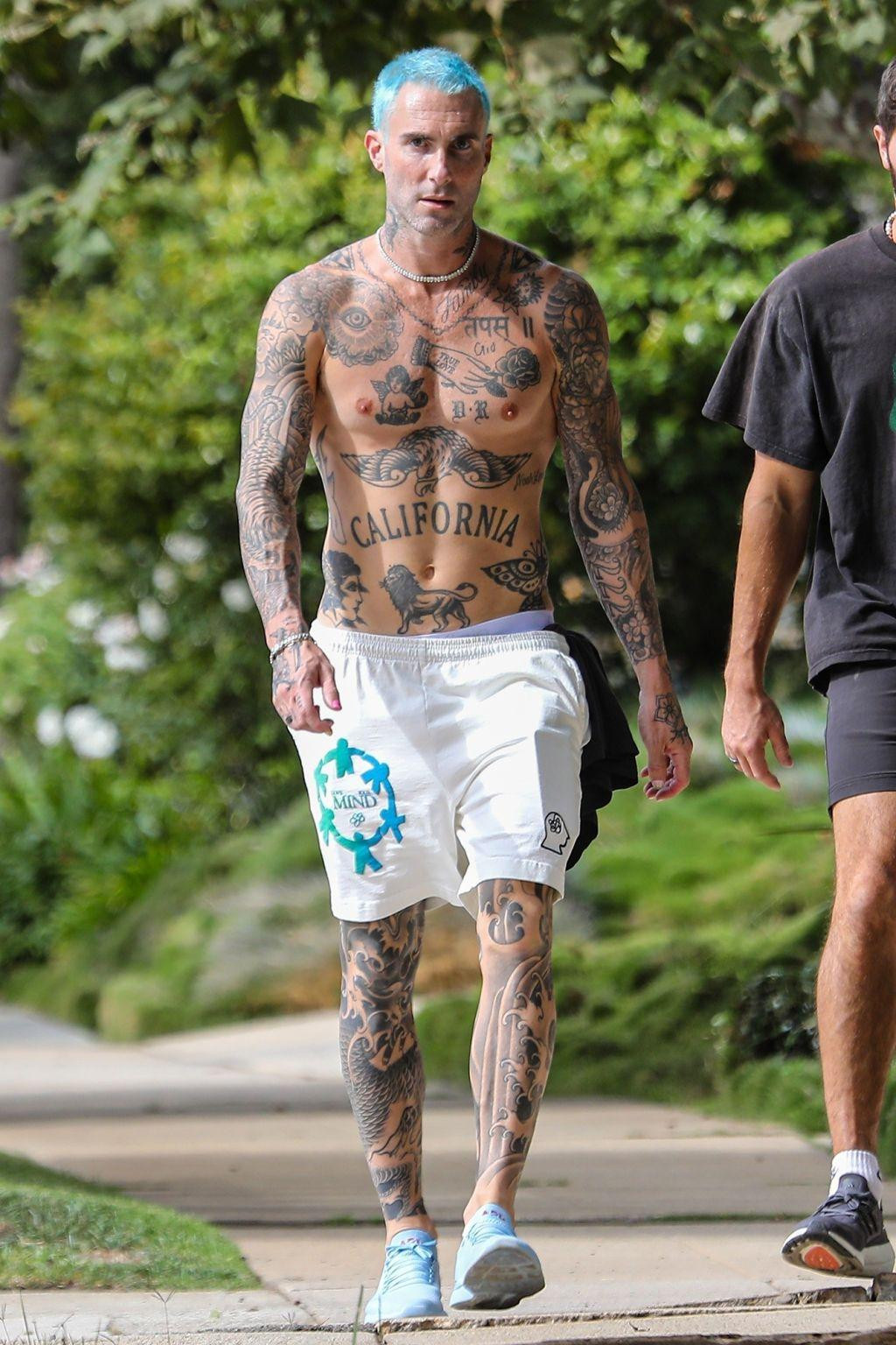 Adam Levine nổi bật với mái tóc xanh dương và cơ thể kín hình xăm khi cởi trần đi dạo Brentwood, California. Adam Levine nổi bật với mái tóc xanh dương và cơ thể kín hình xăm khi cởi trần đi dạo Brentwood, California.