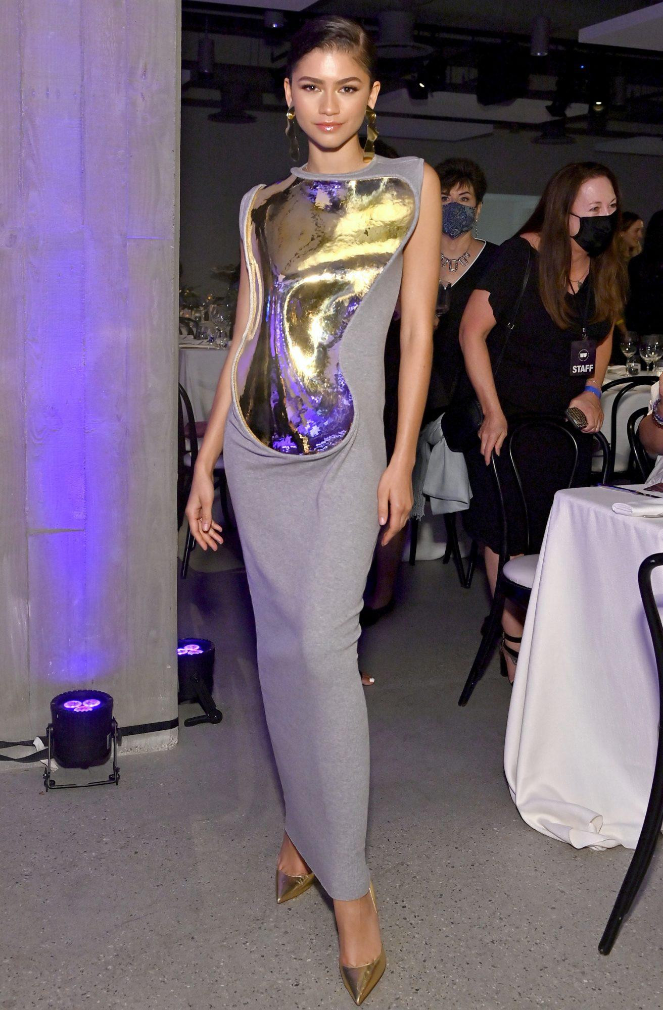 Zendaya gây choáng với áo ngực điêu khắc mặc ngoài váy dài tại Lễ trao giải Women in Film ở Los Angeles (Mỹ). Zendaya gây choáng với áo ngực điêu khắc mặc ngoài váy dài tại Lễ trao giải Women in Film ở Los Angeles (Mỹ).