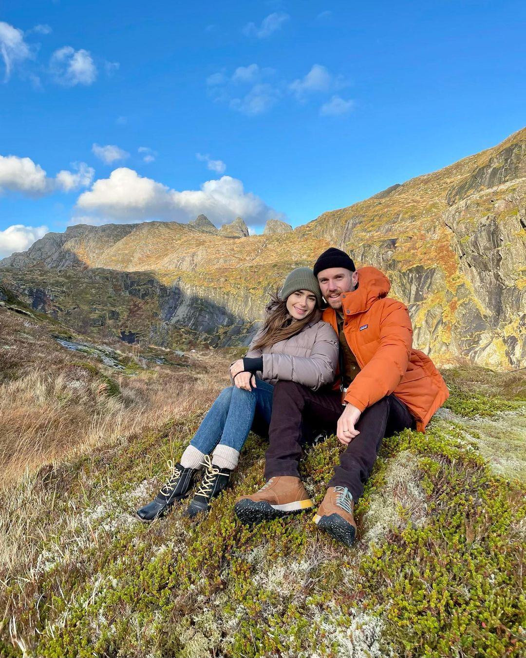 Lily Collins tận hưởng thời gian tân hôn ngọt ngào bên ông xã Charlie McDowell trên đồi ở Na Uy. Lily Collins tận hưởng thời gian tân hôn ngọt ngào bên ông xã Charlie McDowell trên đồi ở Na Uy.