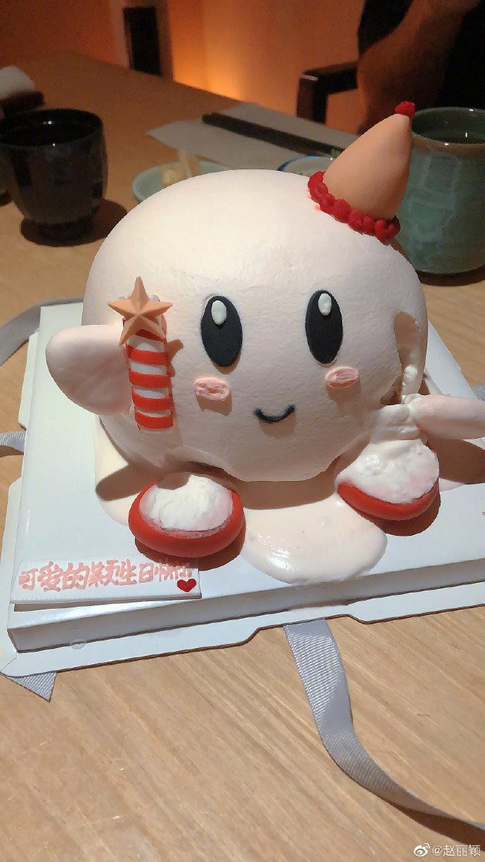 Chiếc bánh sinh nhật xinh xắn được hai người bạn dành tặng Triệu Lệ Dĩnh.