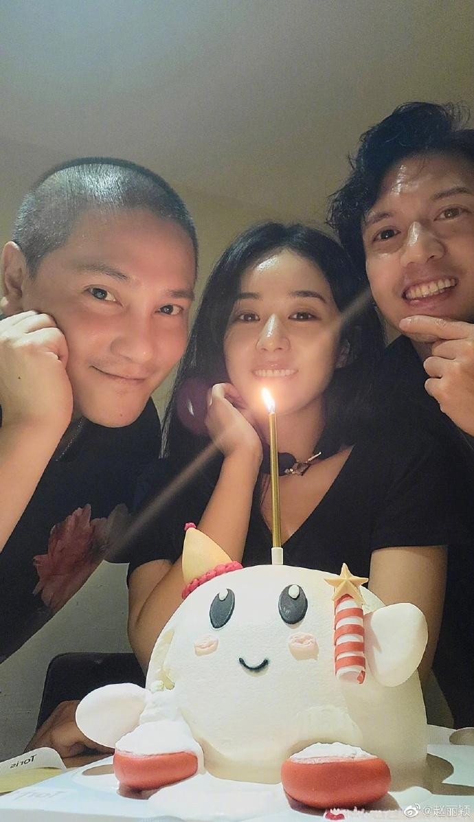 Cô đón sinh nhật sớm cùng hai người bạn lâu năm Quan Trí Bân và Đinh Tử Tuấn.