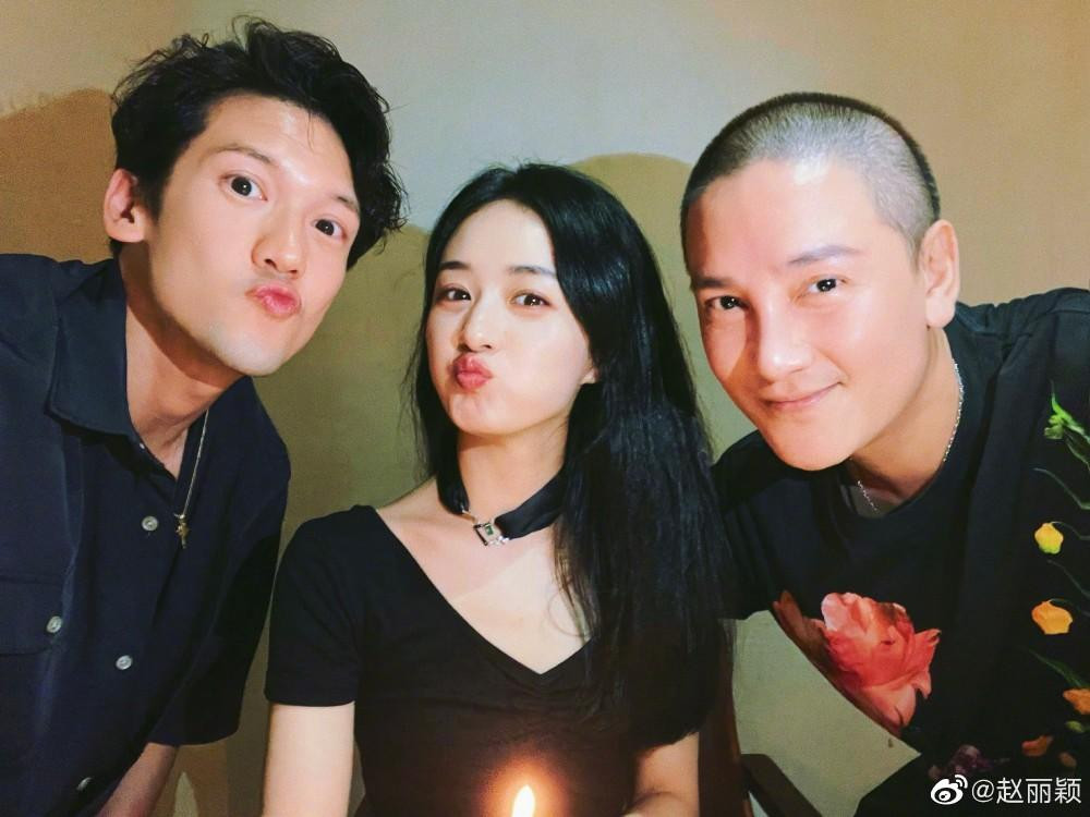 Bộ ba chụp ảnh nhí nhố, thân thiết.