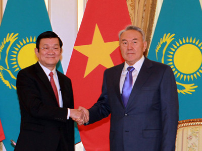 Tổng thống Kazakhstan Nursultan Nazarbayev đón Chủ tịch nước Trương Tấn Sang tại Dinh Tổng thống. Ảnh: TTXVN