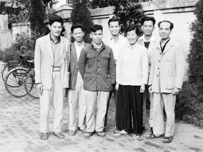Tổng Biên tập Đinh Văn Nam (bìa trái) và các phóng viên Tiền Phong những năm 70. Tổng Biên tập Đinh Văn Nam (bìa trái) và các phóng viên Tiền Phong những năm 70