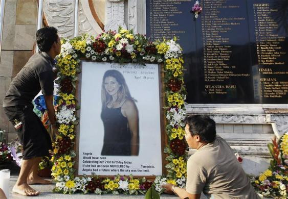 Thậm chí cả những bức ảnh lớn của nạn nhân cũng được nhiều người đặt tại lễ kỷ niệm