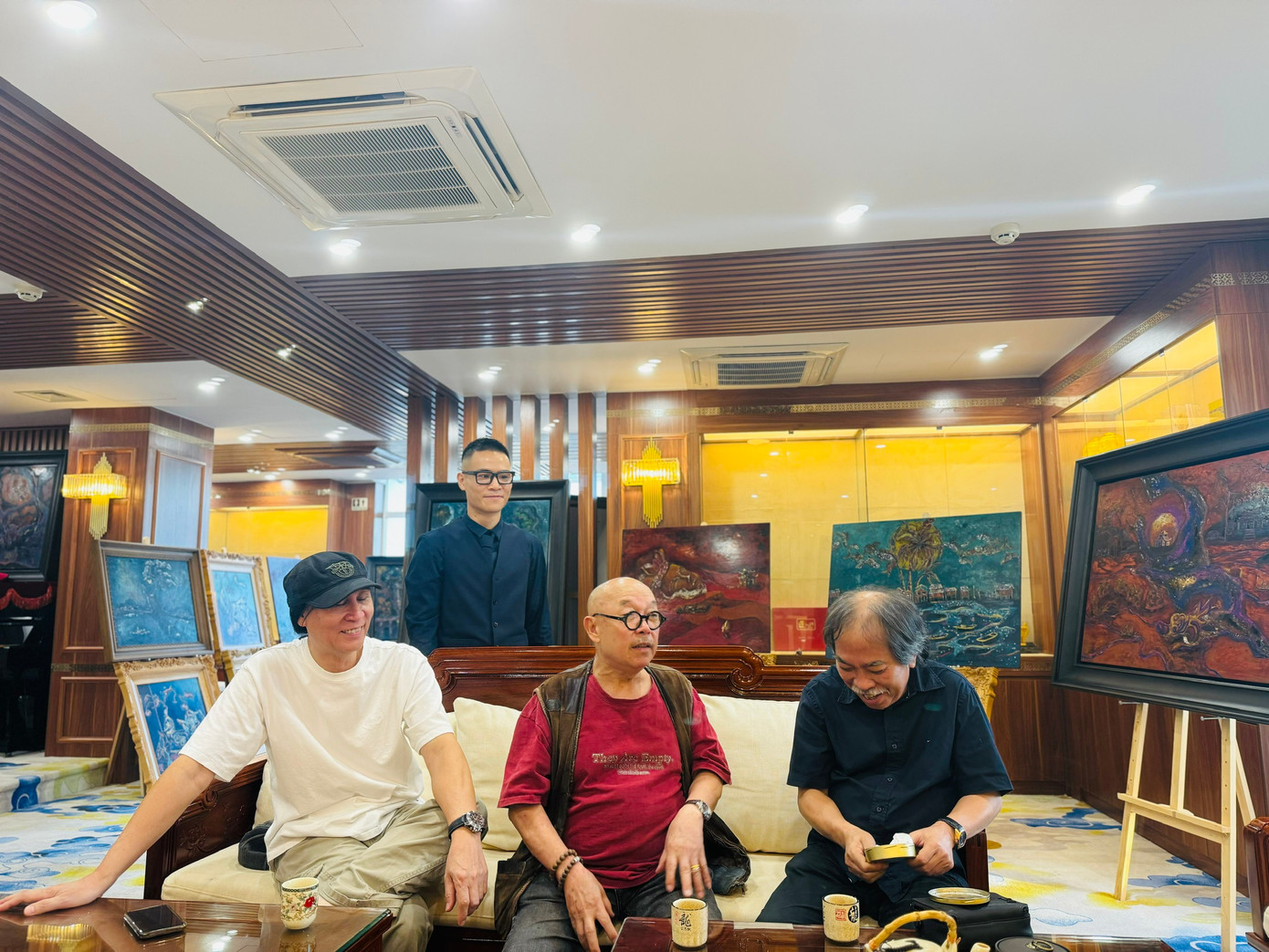 Nghệ sĩ Thành Chương và nhà văn Nguyễn Quang Thiều đánh giá cao các tác phẩm của họa sĩ Chu Nhật Quang. Nghệ sĩ Thành Chương và nhà văn Nguyễn Quang Thiều đánh giá cao các tác phẩm của họa sĩ Chu Nhật Quang.