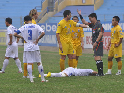 Trận đấu diễn ra khá căng thẳng với những pha nằm sân liên tục của cầu thủ hai bên