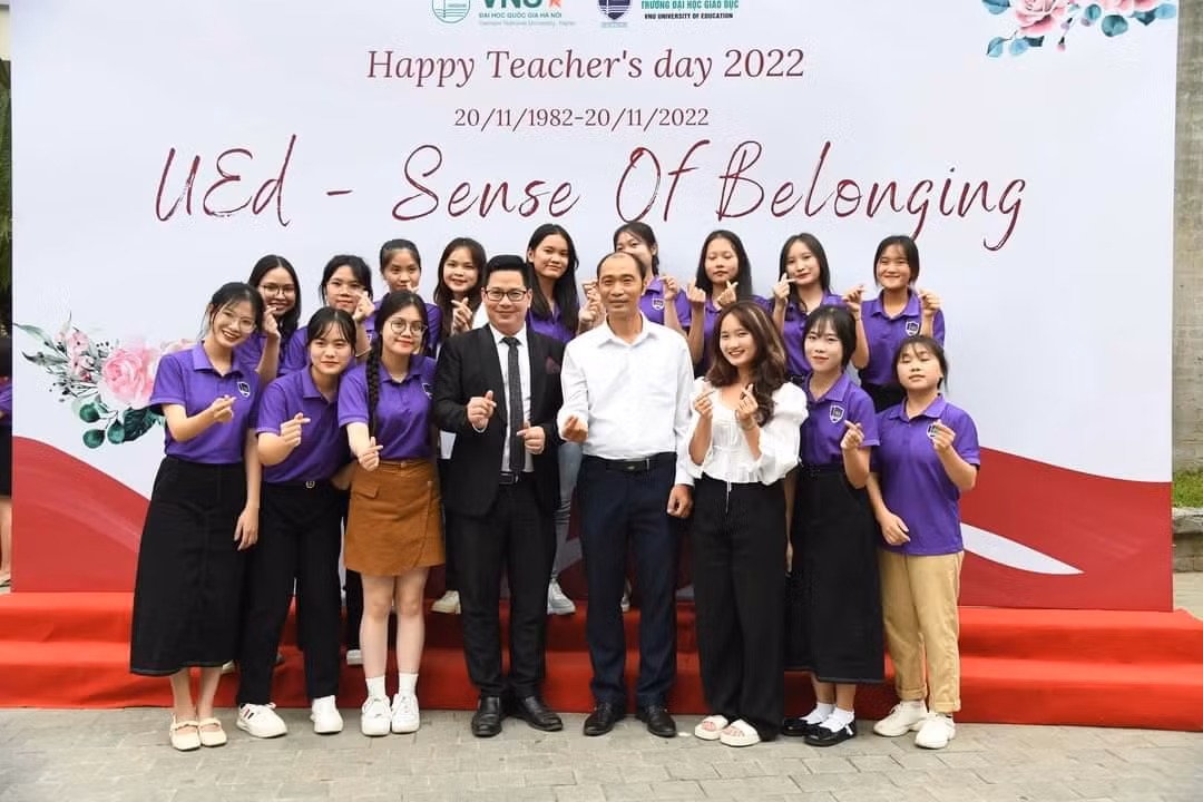 Comenxki đã nhận định rằng: “Dưới ánh nắng mặt trời không có nghề nào cao quý hơn nghề dạy học”.
