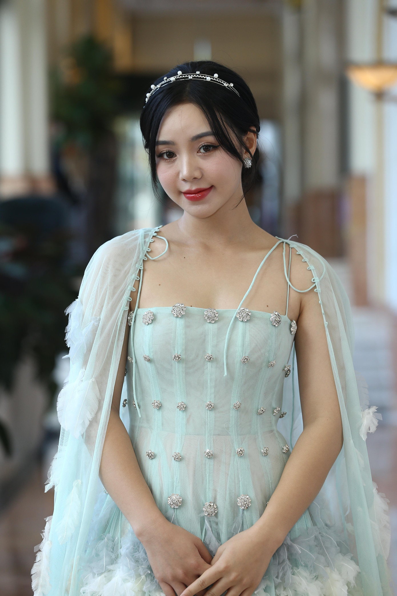 Khán giả gần như quen thuộc với phong cách nữ tính của Quỳnh. Vậy nhưng trong phim cô trở thành một người hoàn toàn khác.