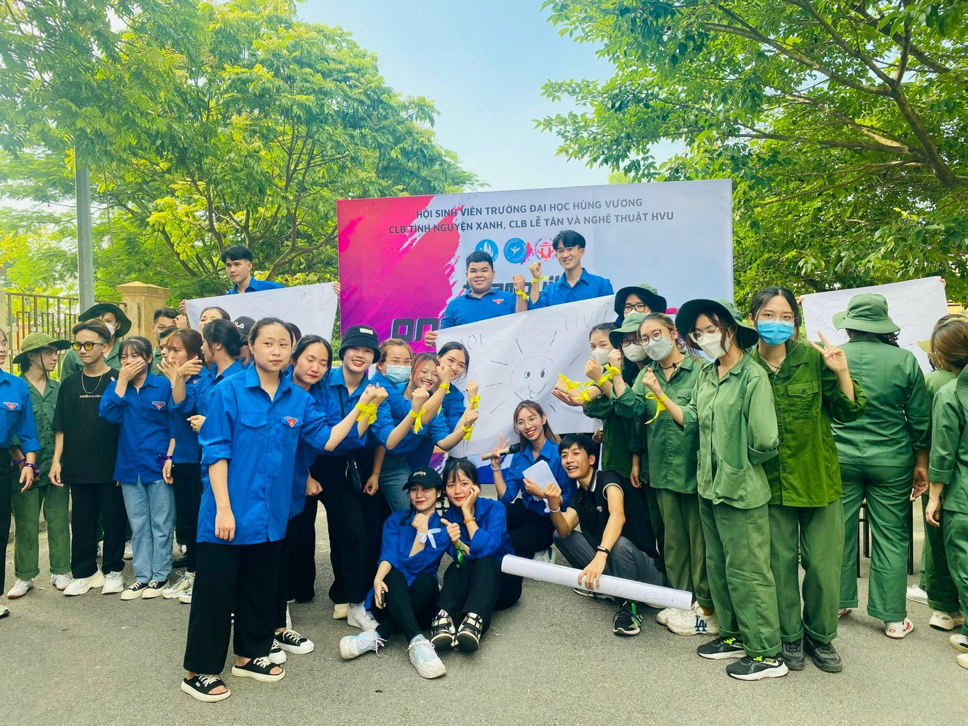 Hồng Thảo cùng các thành viên trong câu lạc bộ nhà trường tham gia Team building. Hồng Thảo cùng các thành viên trong câu lạc bộ nhà trường tham gia Team building.