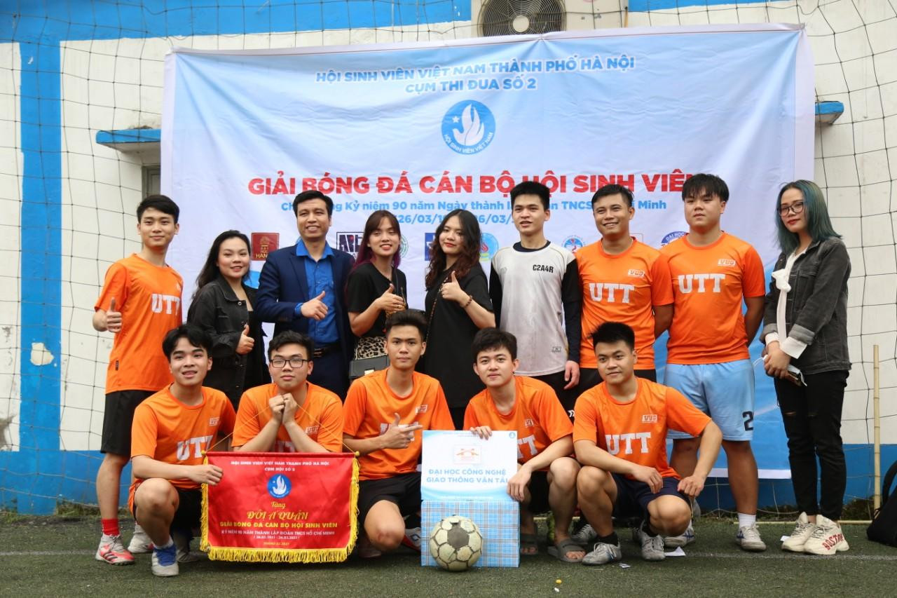 Tuấn Hùng tham gia giải bóng đá cán bộ Hội Sinh viên. Tuấn Hùng tham gia giải bóng đá cán bộ Hội Sinh viên.