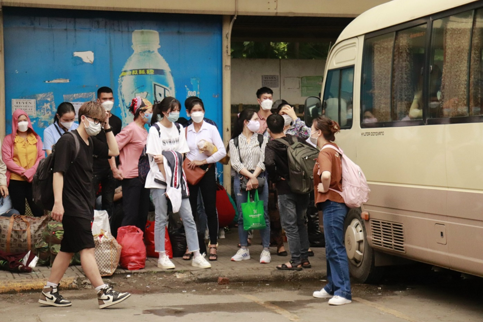 Nhiều bạn sinh viên đến bến xe Mỹ Đình sớm, chờ giờ xe khởi hành để lên xe về quê. Ảnh: Linh Chi