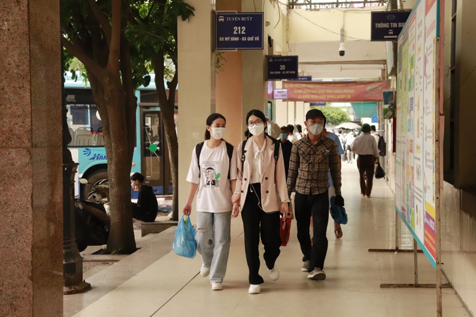 Kỳ nghỉ lễ kéo dài 4 ngày, nhiều sinh viên xa nhà có cơ hội về quê nghỉ ngơi, thăm gia đình và có chuyến du lịch thú vị. Ảnh: Linh Chi