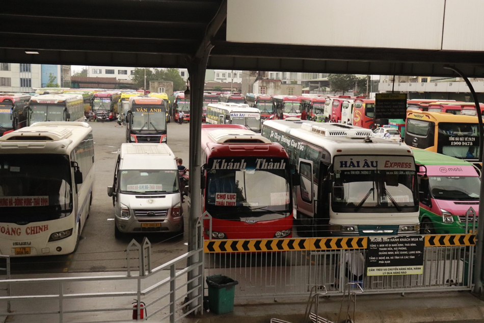 Theo ghi nhận của phóng viên báo Tiền Phong, ngay từ sáng sớm 29/4, các nhà xe thuộc bến xe Nước Ngầm (Hà Nội) đã huy động tăng cường các chuyến xe để phục vụ sinh viên, người lao động về quê nghỉ lễ. Ảnh: Linh Chi