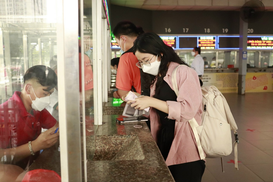 Bạn Trần Bảo Trâm, sinh viên năm nhất trường Đại học Khoa học xã hội và Nhân văn, ĐHQG Hà Nội, quê Hà Tĩnh chia sẻ: “Từ Tết đến giờ mình chưa được về thăm gia đình bởi lịch học kín cả tuần, kỳ nghỉ lễ 20/4-1/5 được nghỉ 4 ngày nên mình quyết định trở về quê với bố mẹ. Để có chuyến xe về mình đã đặt vé trước 2 tuần vì sợ hết chỗ.” Ảnh: Linh Chi