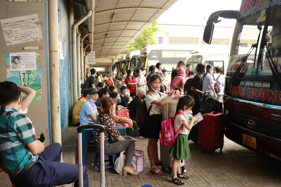 Bến xe Mỹ Đình (Hà Nội) chiều ngày 29/4, mặc dù thời tiết âm u và có mưa lất phất nhưng rất nhiều sinh viên, người lao động đã kết thúc buổi học, làm việc sớm nhanh chóng thu dọn đồ, mua vé và trở về quê nghỉ lễ. Ảnh: Linh Chi