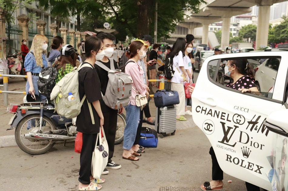 Ngoài các bến xe, nhiều bạn sinh viên đã đến điểm đón khách tại cổng Trường Đại học Thương Mại (đường Hồ Tùng Mậu) đợi xe về quê. Ảnh: Linh Chi