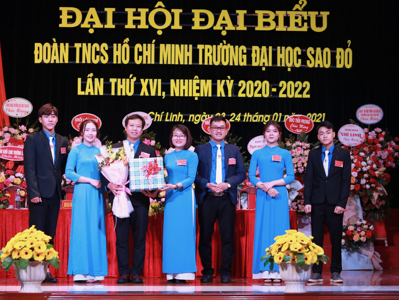 Hãy sống thật bản lĩnh, thật đáng giá, “sống như những đóa hoa tỏa ngát hương thơm cho đời’’. Hãy sống thật bản lĩnh, thật đáng giá, “sống như những đóa hoa tỏa ngát hương thơm cho đời’’.