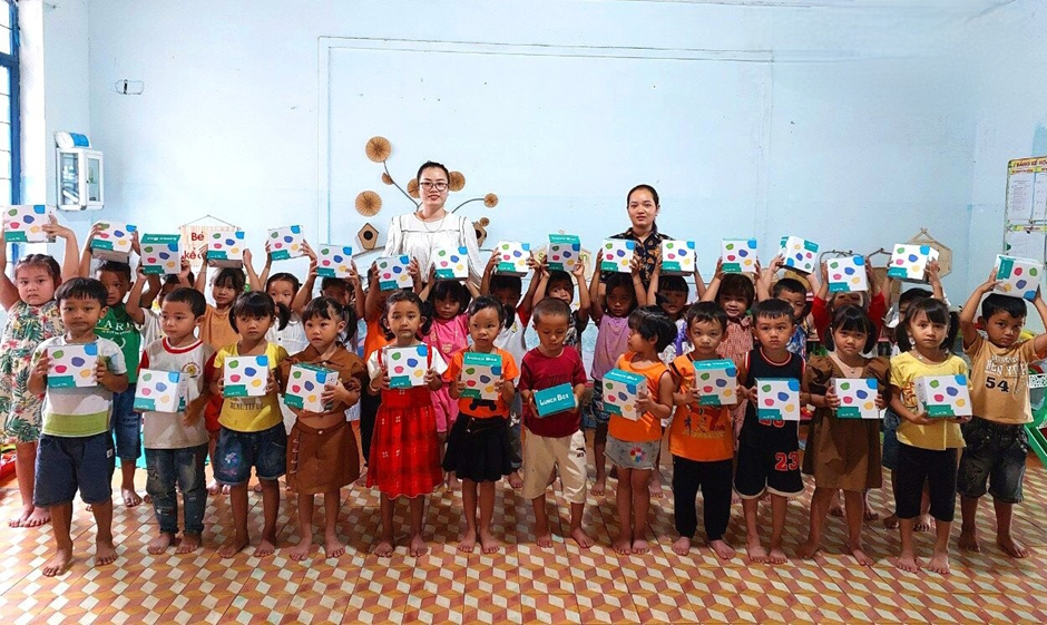 Các em bé ở huyện Ngọc Hồi, Kon Tum nhận cặp lồng trong dự án trước.