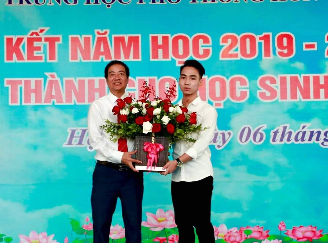 Đại diện khối 12 tặng hoa Ban Giám hiệu nhà trường.