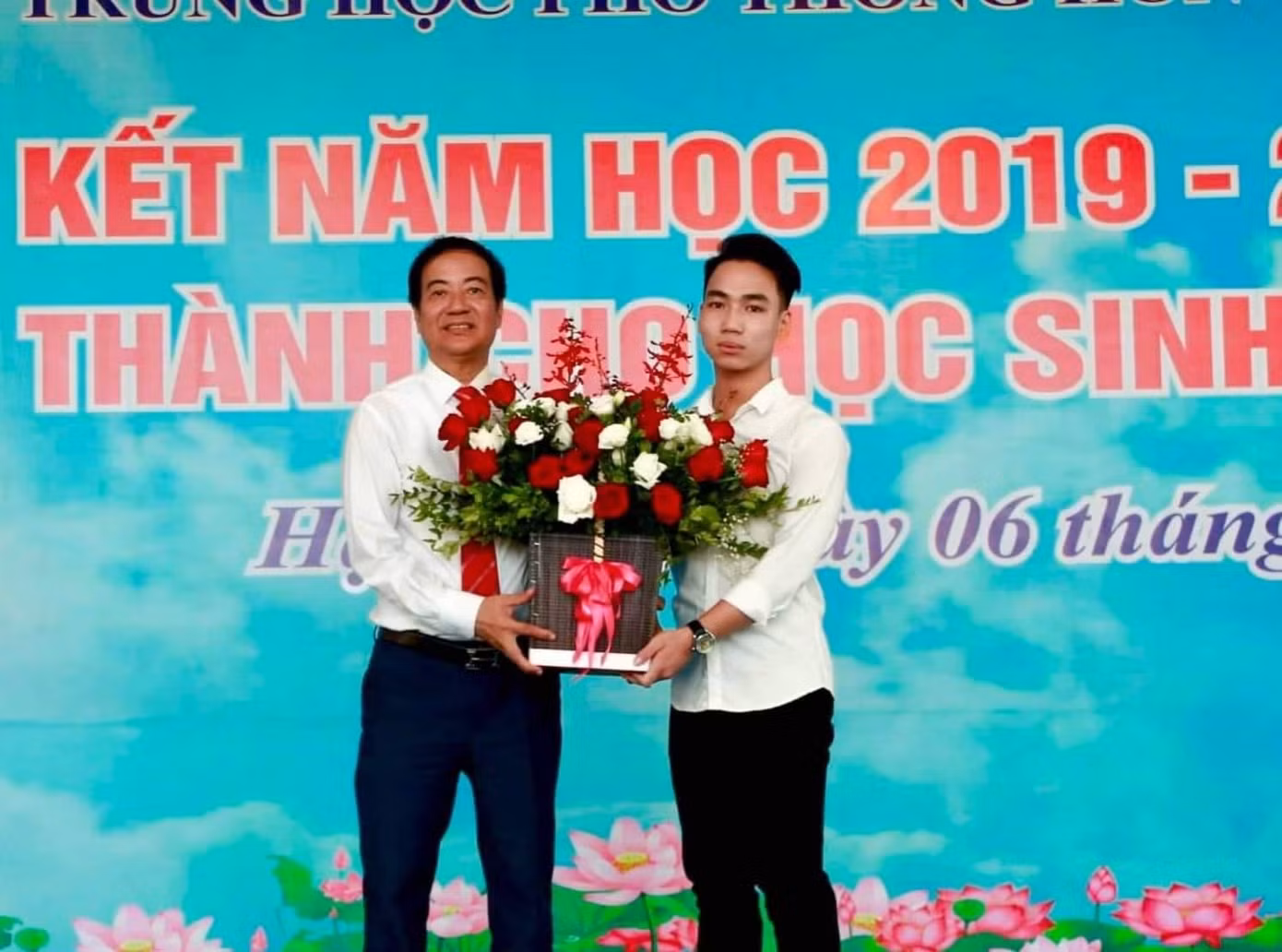 Đại diện khối 12 tặng hoa Ban Giám hiệu nhà trường.