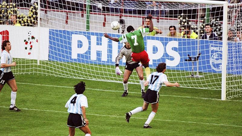 Argentina của Maradona thất bại trước Cameroon ở lượt trận mở màn World Cup 1990 tại Mỹ (Ảnh: The Football History Boys).