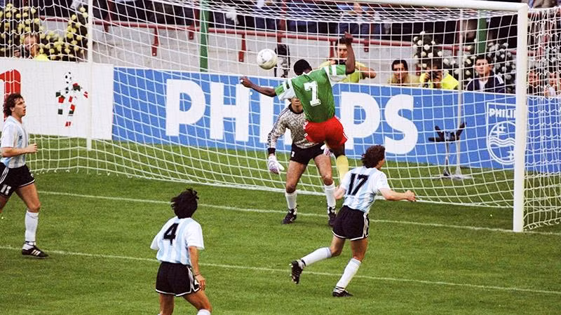 Argentina của Maradona thất bại trước Cameroon ở lượt trận mở màn World Cup 1990 tại Mỹ (Ảnh: The Football History Boys). Argentina của Maradona thất bại trước Cameroon ở lượt trận mở màn World Cup 1990 tại Mỹ (Ảnh: The Football History Boys).