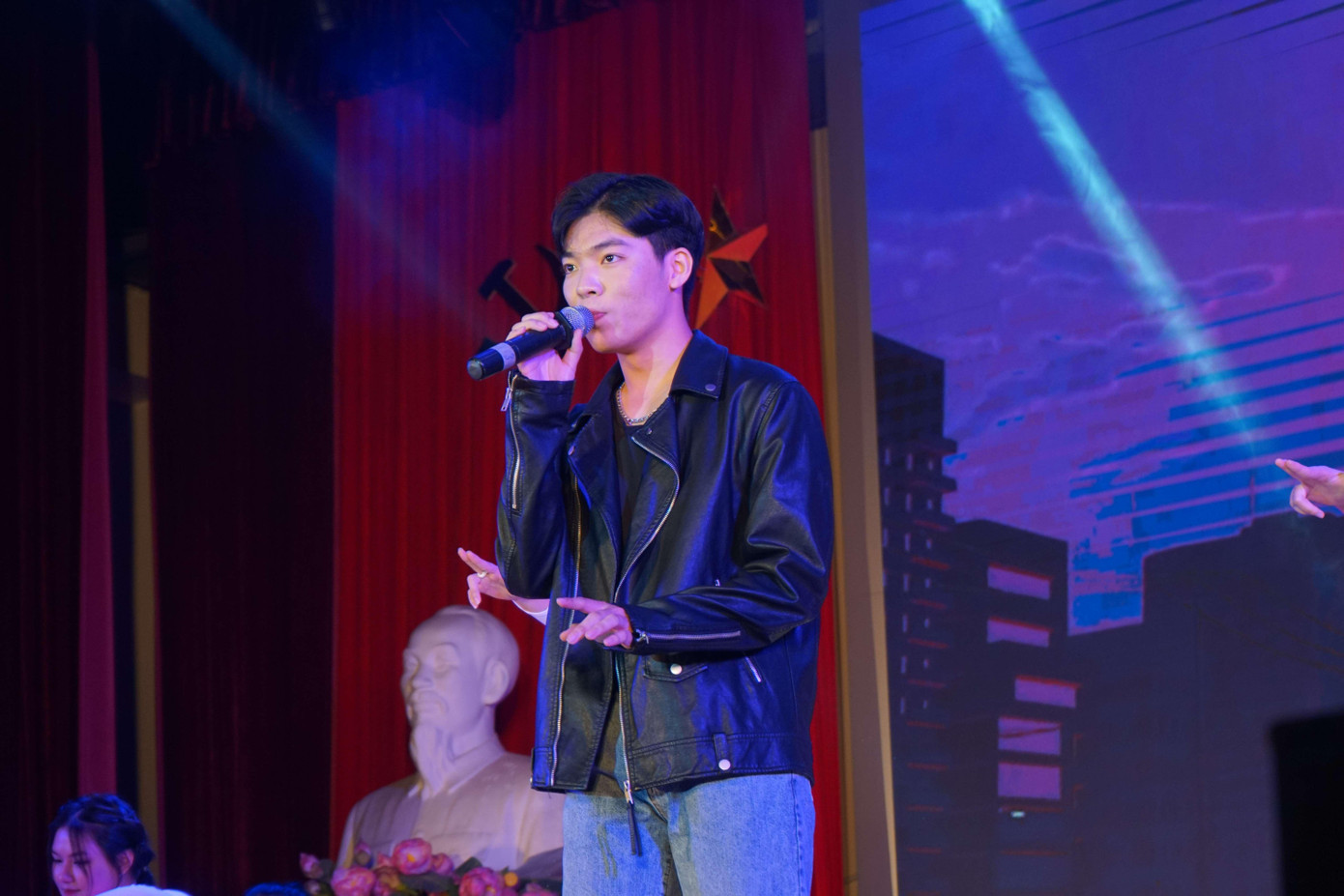 Ngay từ tiết mục hợp xướng đầu tiên đã thu hút sự chú ý của tất cả mọi người.